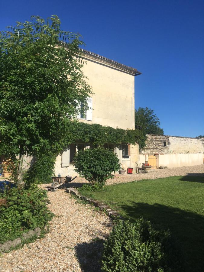 Suite Familiale- Deux Chambres Saint-Meme-les-Carrieres Exterior foto